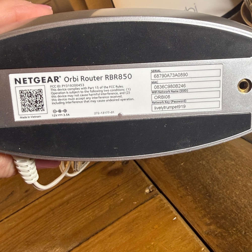 Orbi Router RBR850 and 2 Satellites RBS850 - Picture 5 of 9